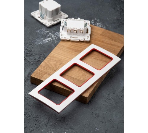 Стокгольм Рамка 3-местная белая с линией цвета красный PROxima  EAM-G-304-10  EKF