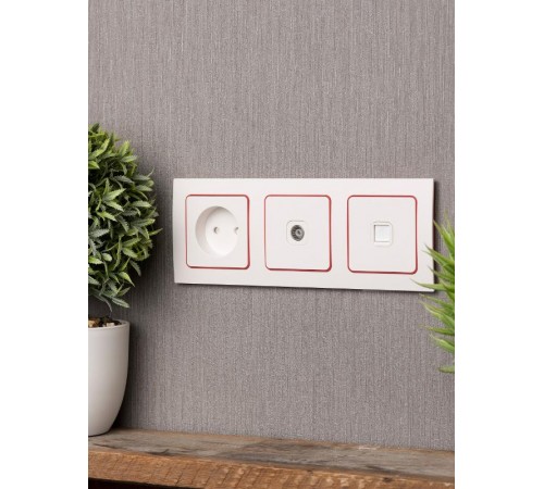 Стокгольм Рамка 3-местная белая с линией цвета красный PROxima  EAM-G-304-10  EKF