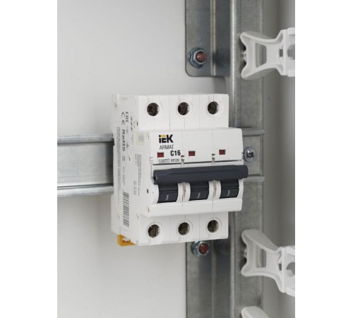 Выключатель автоматический трехполюсный M10N 3P C 16А 10кА ARMAT  AR-M10N-3-C016  IEK