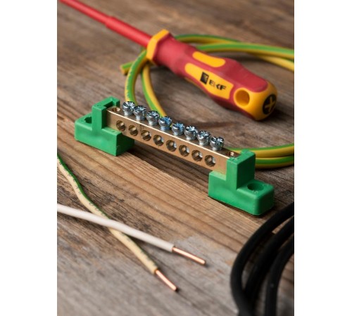 Шина "0" PE 6x9мм 8 отверстий латунь с контактной пластиной 2 зелёных угловых изолятора EKF PROximasn0-63-08-2-peEKF