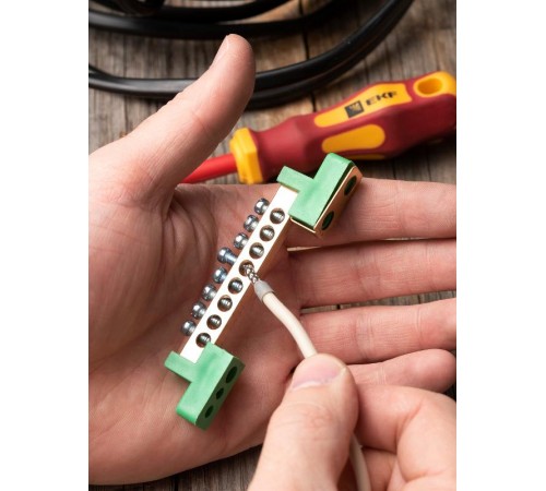 Шина "0" PE 6x9мм 8 отверстий латунь с контактной пластиной 2 зелёных угловых изолятора EKF PROximasn0-63-08-2-peEKF