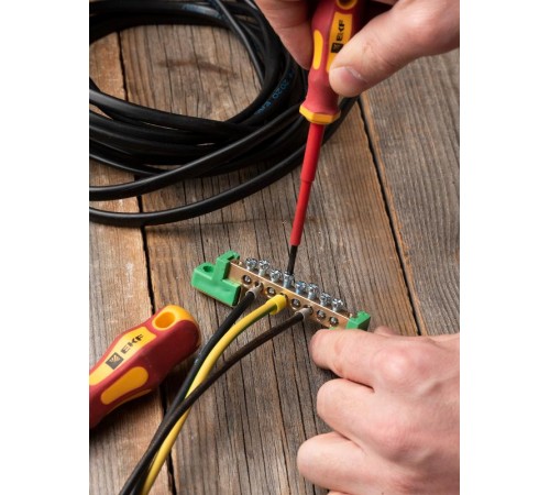 Шина "0" PE 6x9мм 8 отверстий латунь с контактной пластиной 2 зелёных угловых изолятора EKF PROximasn0-63-08-2-peEKF