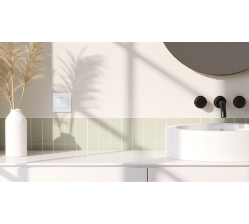 Etika Белый Розетка с заземлением IP44  со шторками с защитной крышкой 16А 250В безвинтовые зажимы  672226  Legrand