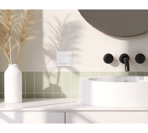 Etika Белый Розетка с заземлением IP44  со шторками с защитной крышкой 16А 250В безвинтовые зажимы  672226  Legrand