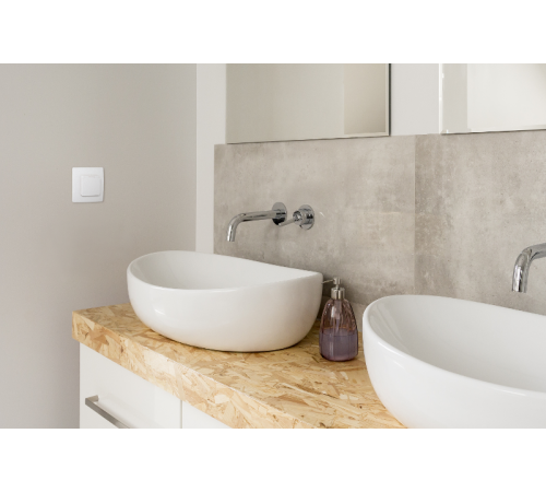 Etika Белый Розетка с заземлением IP44  со шторками с защитной крышкой 16А 250В безвинтовые зажимы  672226  Legrand