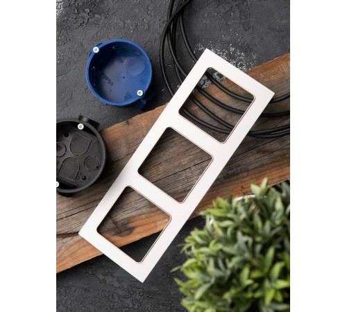 Стокгольм Рамка 3-местная белая с линией цвета шампань PROxima  EAM-G-302-20  EKF