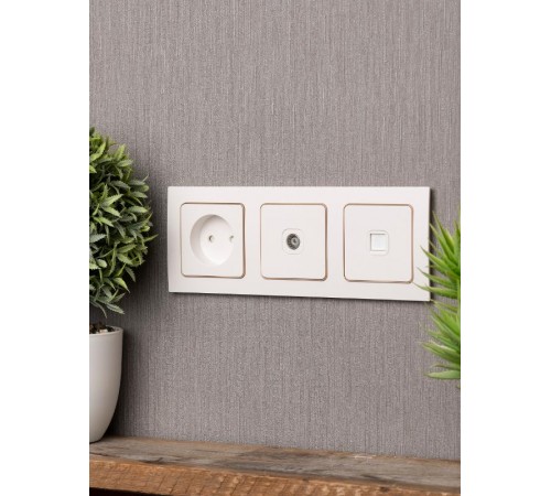 Стокгольм Рамка 3-местная белая с линией цвета шампань PROxima  EAM-G-302-20  EKF