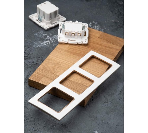 Стокгольм Рамка 3-местная белая с линией цвета шампань PROxima  EAM-G-302-20  EKF