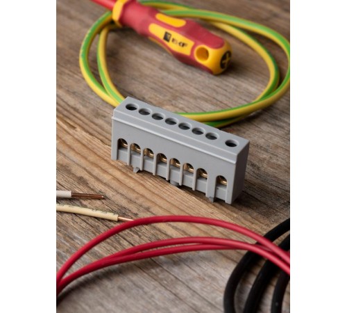 Шина "фаза" L (6х9мм) 8 отверстий латунь серый изолированный корпус на DIN-рейку EKF PROxima  sn0-63-8-is  EKF