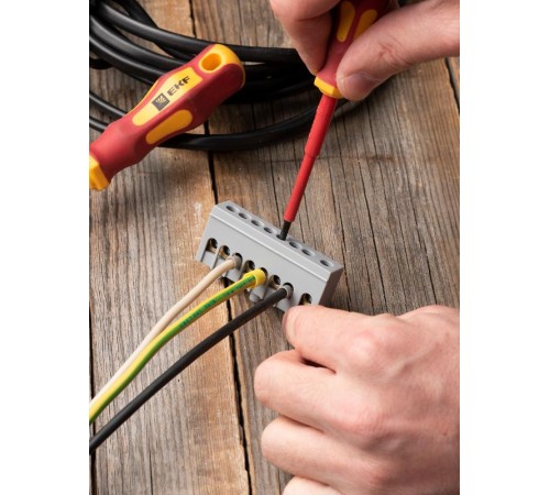 Шина "фаза" L (6х9мм) 8 отверстий латунь серый изолированный корпус на DIN-рейку EKF PROxima  sn0-63-8-is  EKF