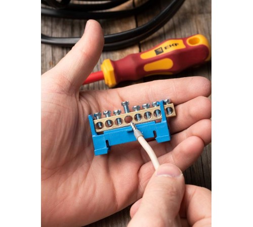 Шина "0" N (6х9мм) 8 отверстий латунь синий изолятор тип "Стойка" на DIN-рейку EKF PROxima  sn0-63-8-sb  EKF