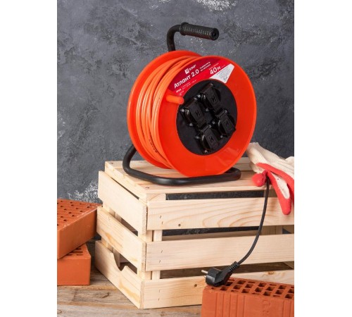 Удлинитель на катушке "Атлант 2.0" 4 гнезда 40м с заземлением КГ 3*1,5 16А/3,5кВт IP44 PROxima  UKA02-16-315R-4-40-IP44  EKF