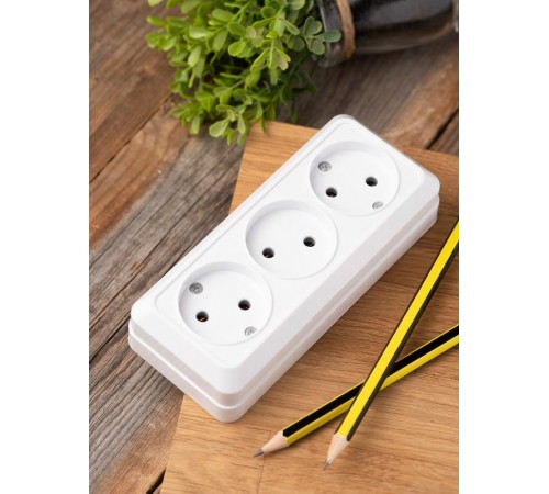 Рим Розетка 3-местная 10А без заземления  белая EKF  ENR10-202-10  EKF