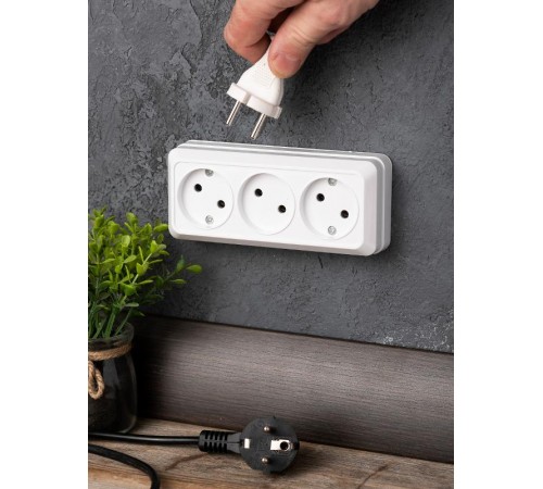 Рим Розетка 3-местная 10А без заземления  белая EKF  ENR10-202-10  EKF