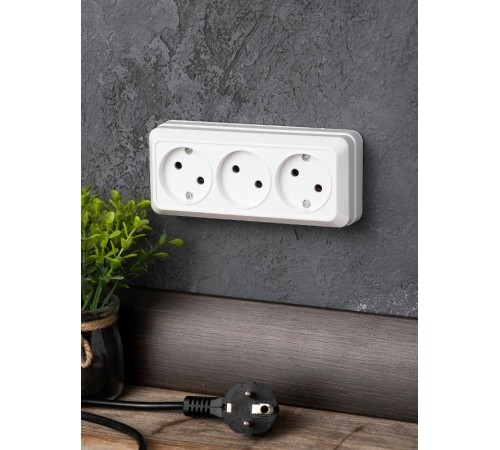 Рим Розетка 3-местная 10А без заземления  белая EKF  ENR10-202-10  EKF