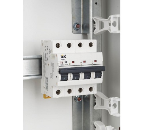 Выключатель автоматический четырехполюсный M06N 4P C 6А 6кА ARMAT  AR-M06N-4-C006  IEK