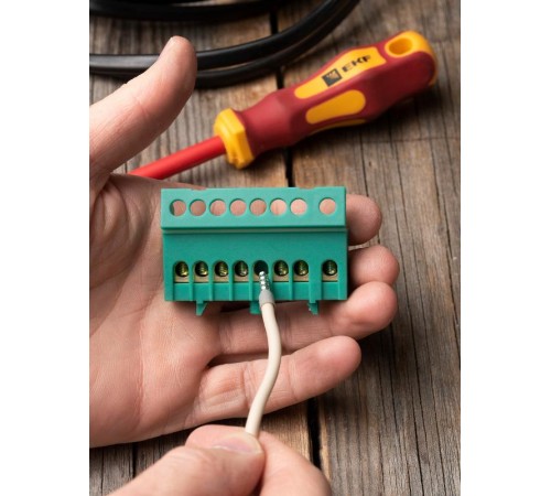 Шина "0" PE (6х9мм) 8 отверстий латунь зеленый изолированный корпус на DIN-рейку EKF PROxima  sn0-63-8-ig  EKF