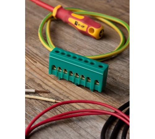 Шина "0" PE (6х9мм) 8 отверстий латунь зеленый изолированный корпус на DIN-рейку EKF PROxima  sn0-63-8-ig  EKF