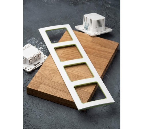 Стокгольм Рамка 4-местная белая с линией цвета зеленый PROxima  EAM-G-303-10  EKF