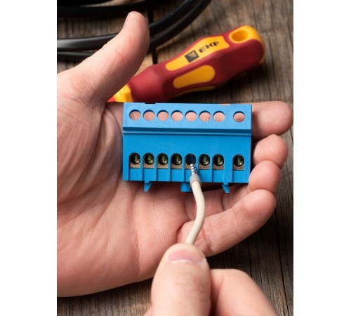 Шина "0" N (6х9мм) 8 отверстий латунь синий изолированный корпус на DIN-рейку EKF PROxima  sn0-63-8-ib  EKF