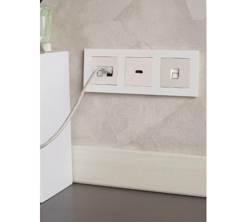 BRITE Рамка 3-ая РУ-3-Бр белый рифленый  BR-M32-51-K01  IEK