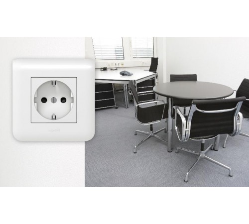 Розетка Mosaic 2M 2P+Т нем.ст. со шторкой  077213  Legrand