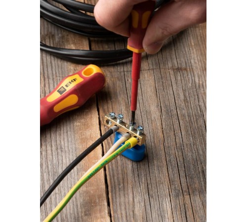 Шина "0" N (6х9мм) 4 отверстия латунь синий угловой изолятор EKF PROxima  sn0-63-04-1  EKF