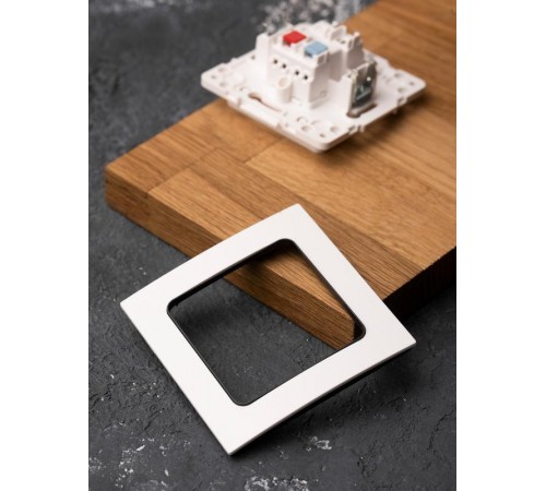 Стокгольм Рамка 1-местная белая с линией цвета черный PROxima  EXM-G-304-10  EKF