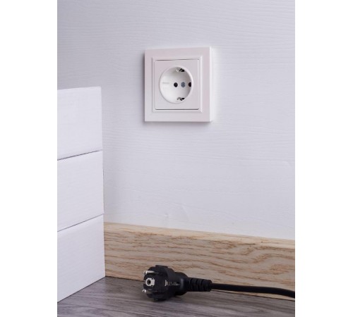 BRITE Розетка с заземлением со шторками 16А в сборе РСР14-1-0-БрЖ жемчуг  BR-R14-16-K36-F  IEK