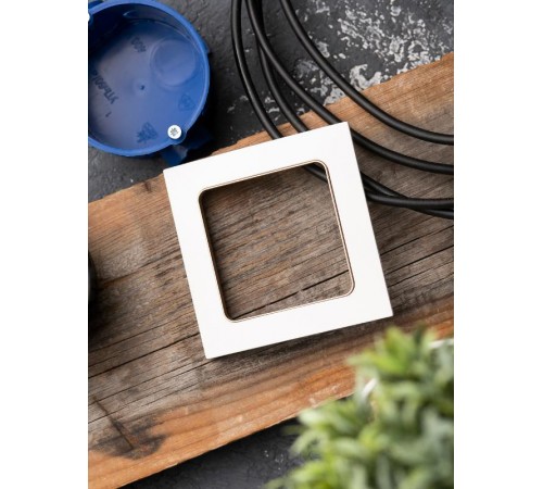 Стокгольм Рамка 1-местная белая с линией цвета шампань PROxima  EYM-G-302-10  EKF