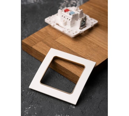 Стокгольм Рамка 1-местная белая с линией цвета шампань PROxima  EYM-G-302-10  EKF