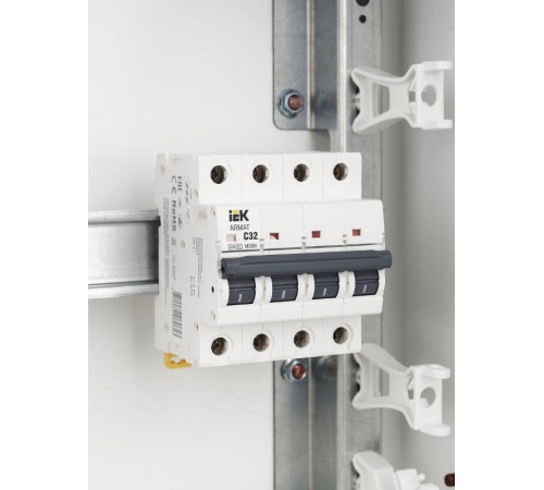 Выключатель автоматический четырехполюсный M06N 4P C 32А 6кА ARMAT  AR-M06N-4-C032  IEK