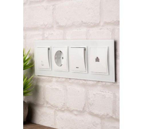 Минск Рамка 4-местная стеклянная белая Basic  ERM-G-404-10  EKF