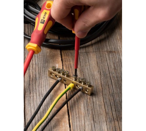 Шина "0" (8х12мм.) 125А 8 отверстий крепеж по центру латунь EKF PROxima  sn0-125-8-c  EKF