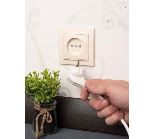 Розетка 1-мест. СП б/з 10 А с защ. штор. бежевый Минск EKFERR10-022-200EKF