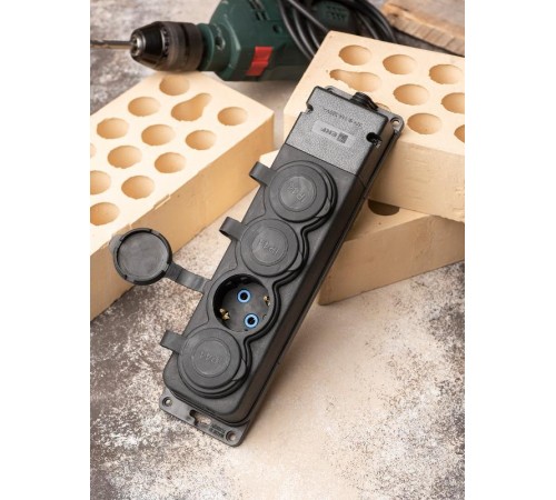 Роз. четырехмест. с защит. крышками каучуковая 230В 2P+PE 16A IP44 EKF PRO   RPS-020-16-230-44-r   EKF