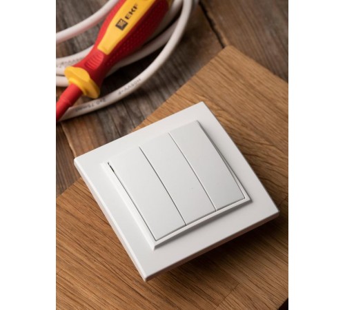 Минск Выключатель 3-клавишный СП,10А, белый EKF Basic  ERV10-024-10  EKF