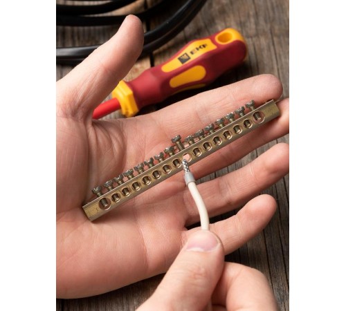 Шина PEN "ноль-земля" (6х9мм) 16 отверстий латунь крепеж по краям EKF PROxima  sn0-63-16-k  EKF