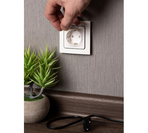 Стокгольм Механизм Розетки 1-местной с/з 16А белый с крышкой и защ. штор. IP44 EKF PROxima  EYR16-028-10-44  EKF