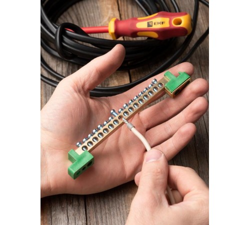 Шина "0" PE 6x9мм 16 отверстий латунь с контактной пластиной 2 зелёных угловых изолятора EKF PROximasn0-63-16-2-peEKF