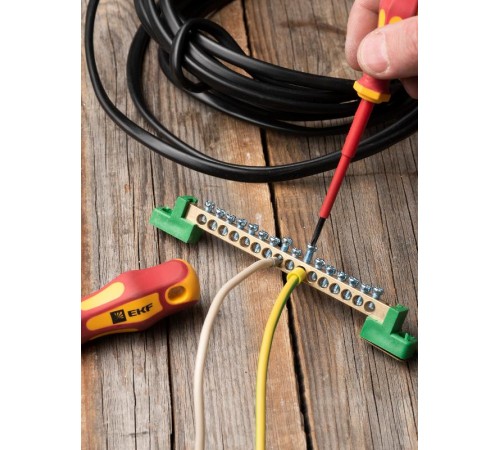 Шина "0" PE 6x9мм 16 отверстий латунь с контактной пластиной 2 зелёных угловых изолятора EKF PROximasn0-63-16-2-peEKF