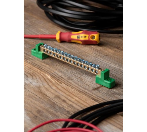 Шина "0" PE 6x9мм 16 отверстий латунь с контактной пластиной 2 зелёных угловых изолятора EKF PROximasn0-63-16-2-peEKF