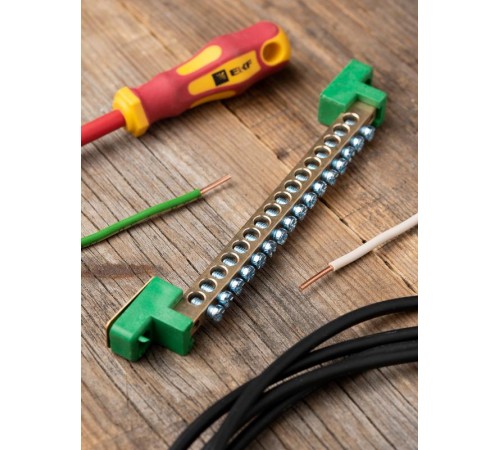 Шина "0" PE 6x9мм 16 отверстий латунь с контактной пластиной 2 зелёных угловых изолятора EKF PROximasn0-63-16-2-peEKF