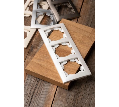 Валенсия Рамка 3-местная жемчуг EKF   EWM-G-303-50   EKF