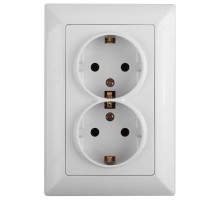 Розетка Intro Solo 4-208-01 с заземлением двойная 2X2P+E Schuko со шторками, 16А-250В, IP20, СУ, белый  Б0053697  Intro