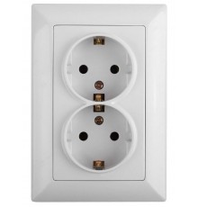 Розетка Intro Solo 4-208-01 с заземлением двойная 2X2P+E Schuko со шторками, 16А-250В, IP20, СУ, белый  Б0053697  Intro