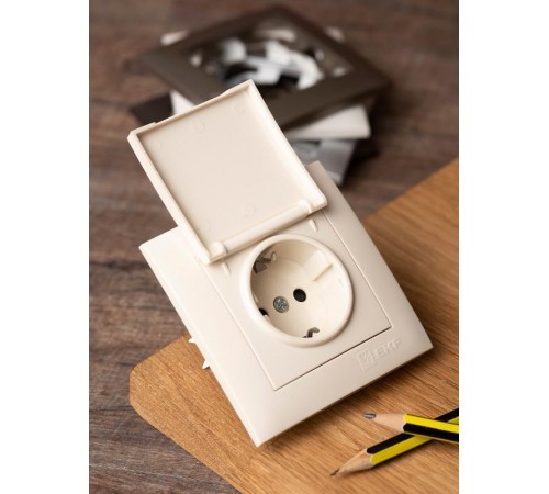 Валенсия розетка 1-местная с/з 16А кремова с крышкой и защ. штор. EKF  EWV10-124-20  EKF