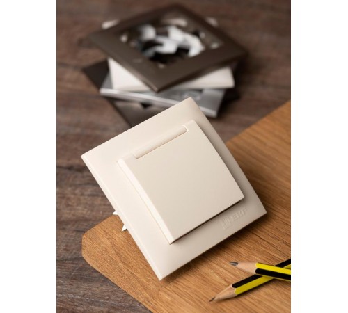 Валенсия розетка 1-местная с/з 16А кремова с крышкой и защ. штор. EKF  EWV10-124-20  EKF