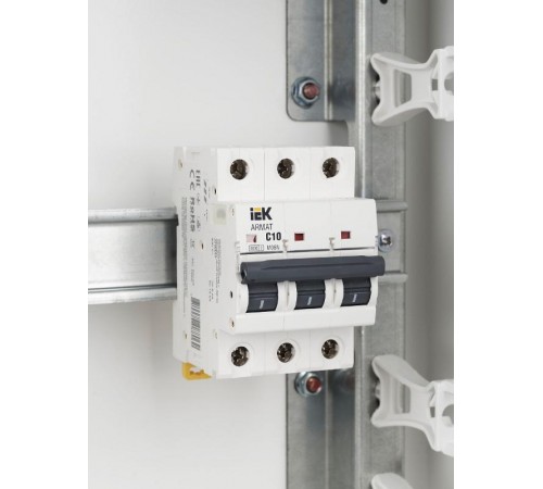 Выключатель автоматический трехполюсный M06N 3P C 10А 6кА ARMAT  AR-M06N-3-C010  IEK