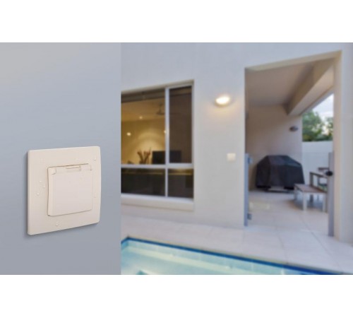 Розетка с заземлением IP44 - Legrand Etika - со шторками с защитной крышкой 16А 250В безвинтовые зажимы - слоновая кость  672326  Legrand